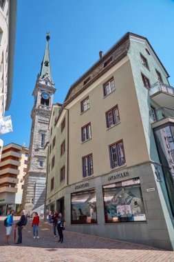 Sankt Moritz, İsviçre - 16 Ağustos 2018: Moncler mağaza ve reform kilise çan kulesinde bir güneşli yaz günü açık mavi gökyüzünde Sankt Moritz, İsviçre