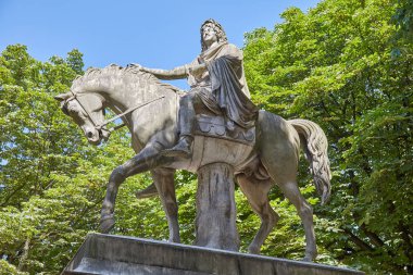Louis XIII Jean-Pierre Cortot (1787-1843) tarafından atlı heykeli bir güneşli yaz günde Paris, Fransa
