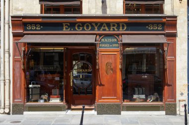 Paris, Fransa - 07 Temmuz 2018: Goyard lüks mağaza Paris'te windows ve ahşap cephe güneşli yaz gün
