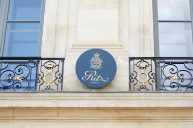 Paris, Fransa - 07 Temmuz 2018: Ritz Lüks Otel işareti güneşli bir gün Paris Vendome bir yerde