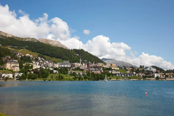 세인트 모리츠 도시와 스위스에서 화창한 여름날에 — 스톡 사진
