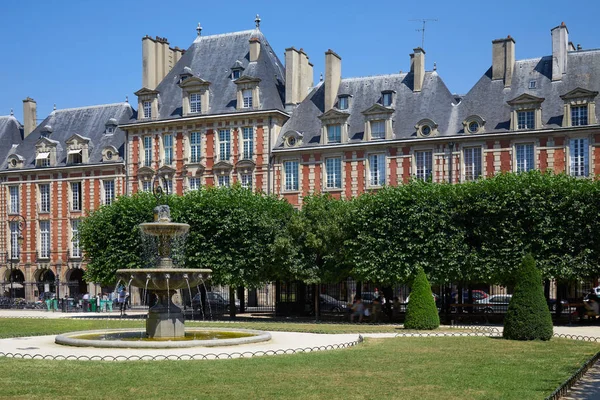在一个阳光明媚的夏日 晴朗的蓝天 巴黎的 Vosges 红色外墙建筑和花园 — 图库照片