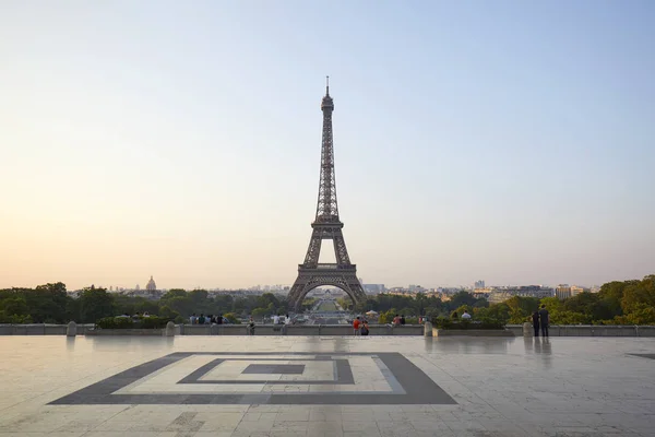 Paris Franciaország 2018 Július Eiffel Torony Vannak Akik Egy Világos — Stock Fotó