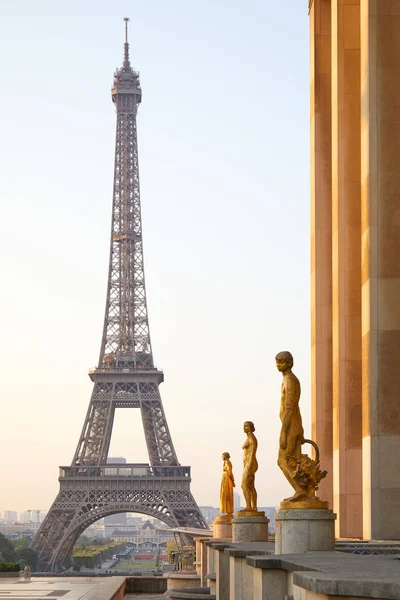 Paris Franciaország 2018 Július Eiffel Torony Trocadero Arany Szobrok Világos — Stock Fotó