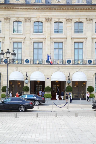 法国巴黎 2018年7月7日 丽兹豪华酒店与人在巴黎文多姆在一个阳光明媚的日子 — 图库照片