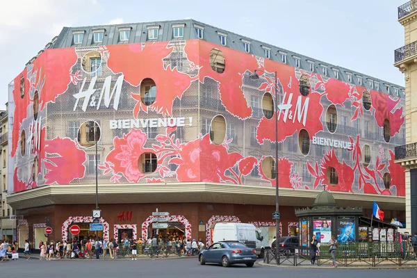 フランス 2018 ストア パリの人々 赤い花装飾ファサードと建築 — ストック写真