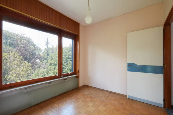 Intérieur Chambre Vide Avec Grande Fenêtre Dans Maison Campagne — Photo