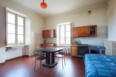 Normal daire iç ülke evde eski mutfak  