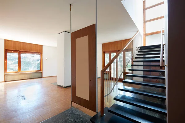 Sala Estar Vacía Con Escalera Mármol Negro Interior Del Apartamento —  Fotos de Stock