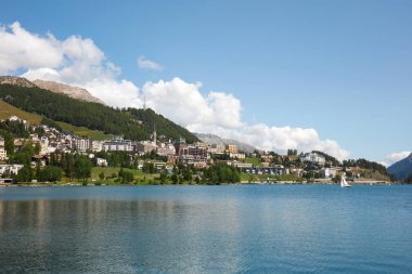 Sankt Moritz town, göl ve yelken tekne bir güneşli yaz günde İsviçre