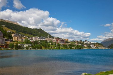 Sankt Moritz kasaba, göl ve yeşil dağ İsviçre yaz, mavi gökyüzünde