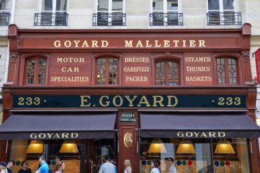 Paris, Fransa - 07 Temmuz 2018: Goyard lüks mağaza Paris'te, insanlar ve yürüyen turist ve sırasındaki