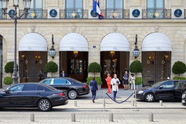 Paris, Fransa - 07 Temmuz 2018: Ritz lüks bölgesinde otel place Vendome Paris, insanlar ve bir güneşli yaz günü otomobil