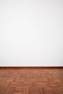 Koyu ahşap döşeme zemin ve beyaz boş duvar boş oda 