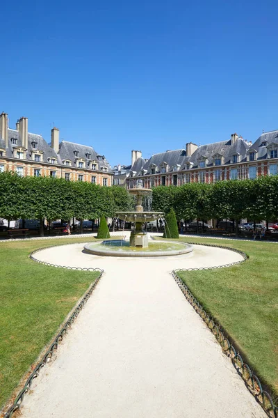 法国巴黎 2018年7月6日 在阳光明媚的夏日 巴黎晴朗的蓝天 有喷泉的 Vosges — 图库照片