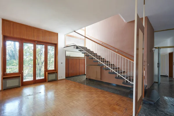 Salon Vide Avec Escalier Intérieur Appartement Dans Vieille Maison — Photo