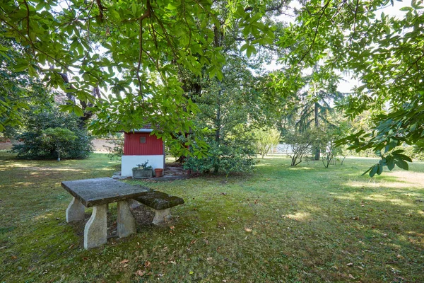 古老的石桌和长凳与花园和栗树在一个阳光明媚的日子 意大利 — 图库照片