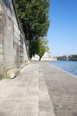 Paris, boş Seine Nehri adımlarla bir güneşli yaz günde Fransa Dock cihazları