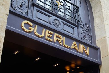 Paris, Fransa - 07 Temmuz 2018: Guerlain mağaza altın harf işareti Paris ve eski bina cephe ile