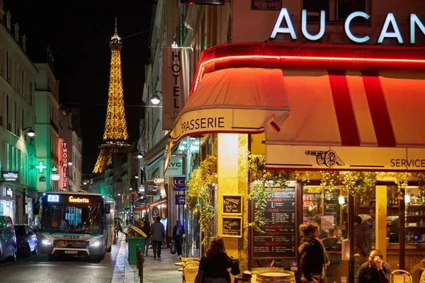 Paris Novembro 2018 Torre Eiffel Iluminada Noite Rua Com Ônibus — Fotografia de Stock