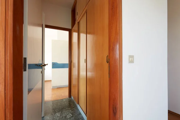 Couloir Avec Armoire Bois Porte Ouverte Intérieur Maison Campagne — Photo