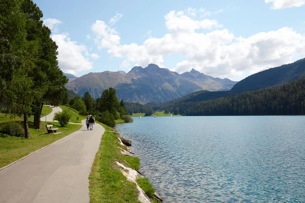 사람과 스위스에서 화창한 여름날에 호수와 세인트 모리츠 스위스 2018 모리츠 — 스톡 사진