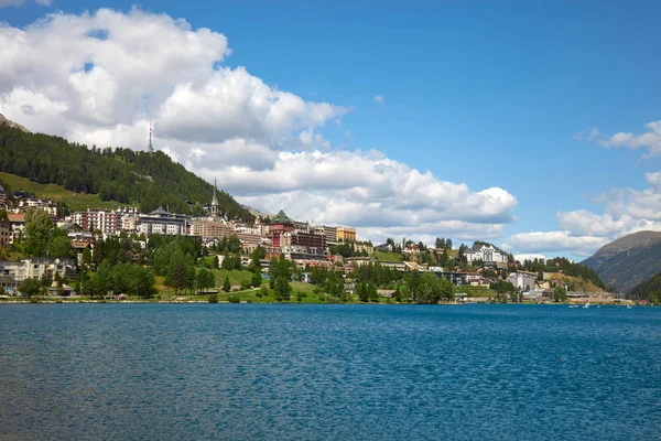 세인트 모리츠 마을과 화창한 여름날에 스위스에서 — 스톡 사진