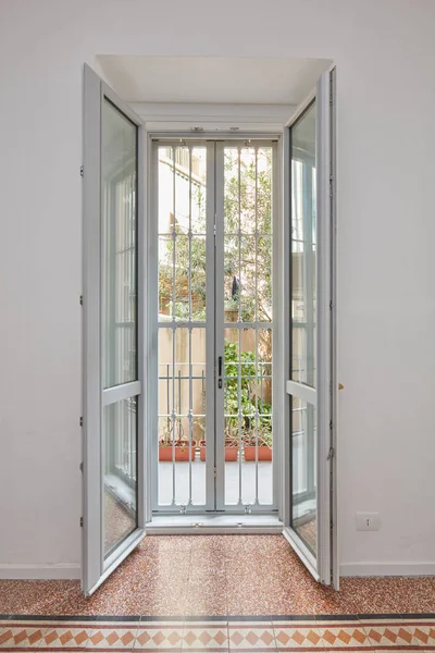 Nova Janela Aberta Vidros Duplos Com Portão Branco Apartamento Renovado — Fotografia de Stock