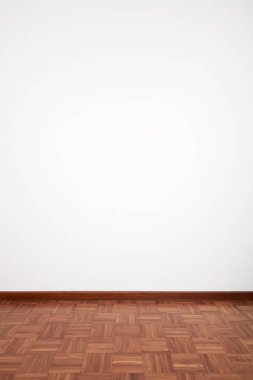 Kahverengi ahşap Oda zemin ve beyaz boş duvara döşeli 