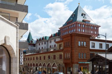 Sankt Moritz, İsviçre - 16 Ağustos 2018: Badrutt Sarayı, lüks otel kule ve insanlar bir güneşli yaz günde Sankt Moritz, İsviçre