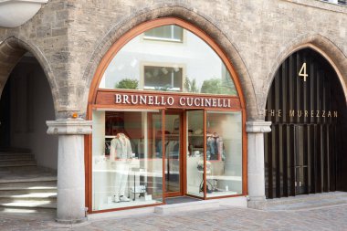 Sankt Moritz, İsviçre - 16 Ağustos 2018: Brunello Cucinelli lüks mağaza güneşli yaz gün içinde Sankt Moritz, İsviçre
