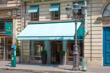 Paris, Fransa - 07 Temmuz 2018: Tiffany lüks mücevher dükkanı bir güneşli yaz günde Paris