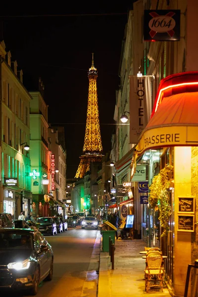 Paryż Listopada 2018 Wieża Eiffla Oświetlony Nocy Ulicy Ludźmi Typową — Zdjęcie stockowe