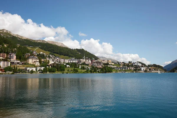 세인트 모리츠 마을과 Engadin 스위스에서 화창한 여름날에 — 스톡 사진