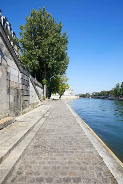Paris Kimse Seine Nehri Üzerinde Bir Güneşli Yaz Günde Dock — Stok fotoğraf