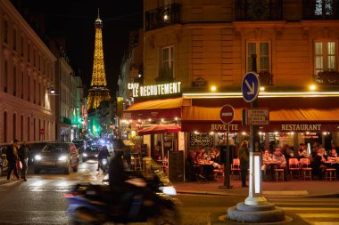 Paris - 8 Kasım 2018: geceleri aydınlatılan Eyfel Kulesi ve 