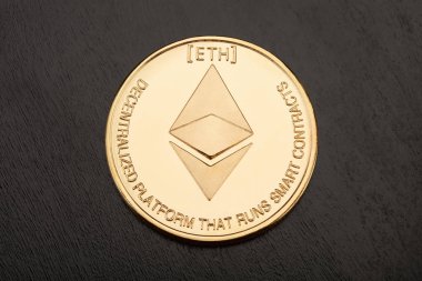 Altın ethereum, siyah ahşap masa üzerinde cryptocurrency  