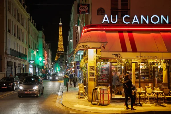 PARIS - 8 NOVEMBRE 2018 : La tour Eiffel illuminée la nuit et — Photo