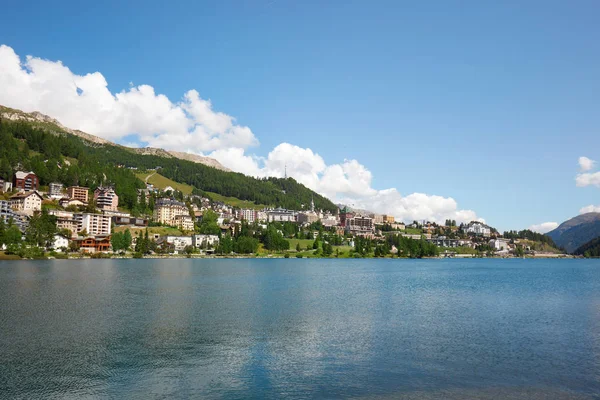 세인트 모리츠 마을과 호수 여름, 스위스에서 햇빛에 — 스톡 사진