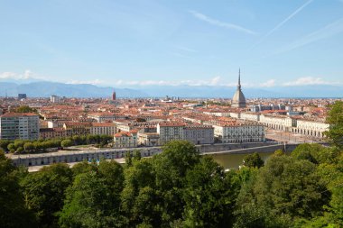 Turin manzarası görünümü ve Cappucc görülen Mole Antonelliana Kulesi