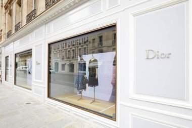 Paris, Fransa - 22 Temmuz 2017: Dior moda lüks mağaza pencere
