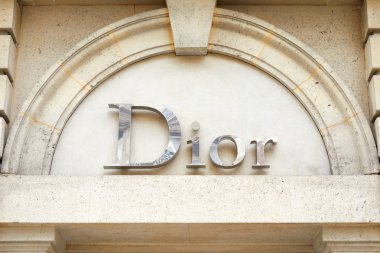 Paris, Fransa - 22 Temmuz 2017: Dior, moda lüks, gümüş işareti