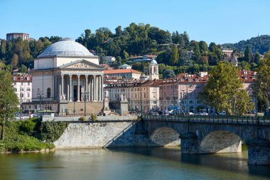 Güneşli bir yaz Turin ve Po Nehri kilisede Gran Madre di Dio