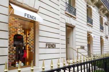 Paris, Fransa - 22 Temmuz 2017: Fendi moda lüks mağaza ave