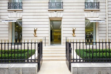 Paris, Fransa - 22 Temmuz 2017: Yves Saint Laurent moda lüks