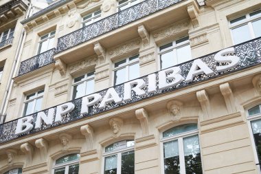 Paris, Fransa - 22 Temmuz 2017: Bnp Paribas işareti balkon PA