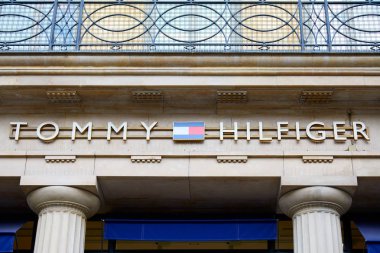 Paris, Fransa - 22 Temmuz 2017: Tommy Hilfiger moda lüks sto