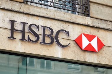Paris, Fransa - 23 Temmuz 2017: Hsbc bank işareti ve Paris logo,