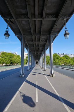 Bir Hakeim köprü Paris, güneşli yaz d görünümünde perspektif