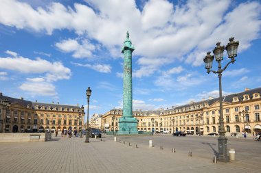 Paris, Fransa - 21 Temmuz 2017: Place Vendome insanlar ve tou